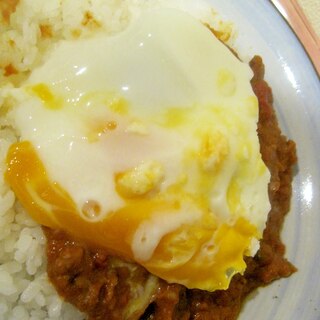 残ったカレーでとろとろ目玉焼きカレー